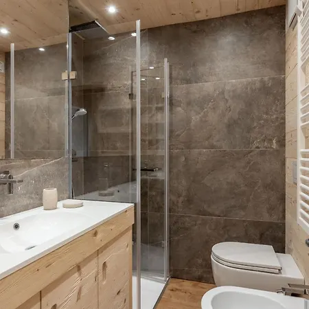 Lejlighed Brand New Large 4 Bedroom In Great Location